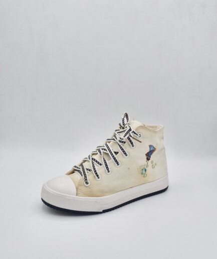 Sneakers in Ecru White with embroidered